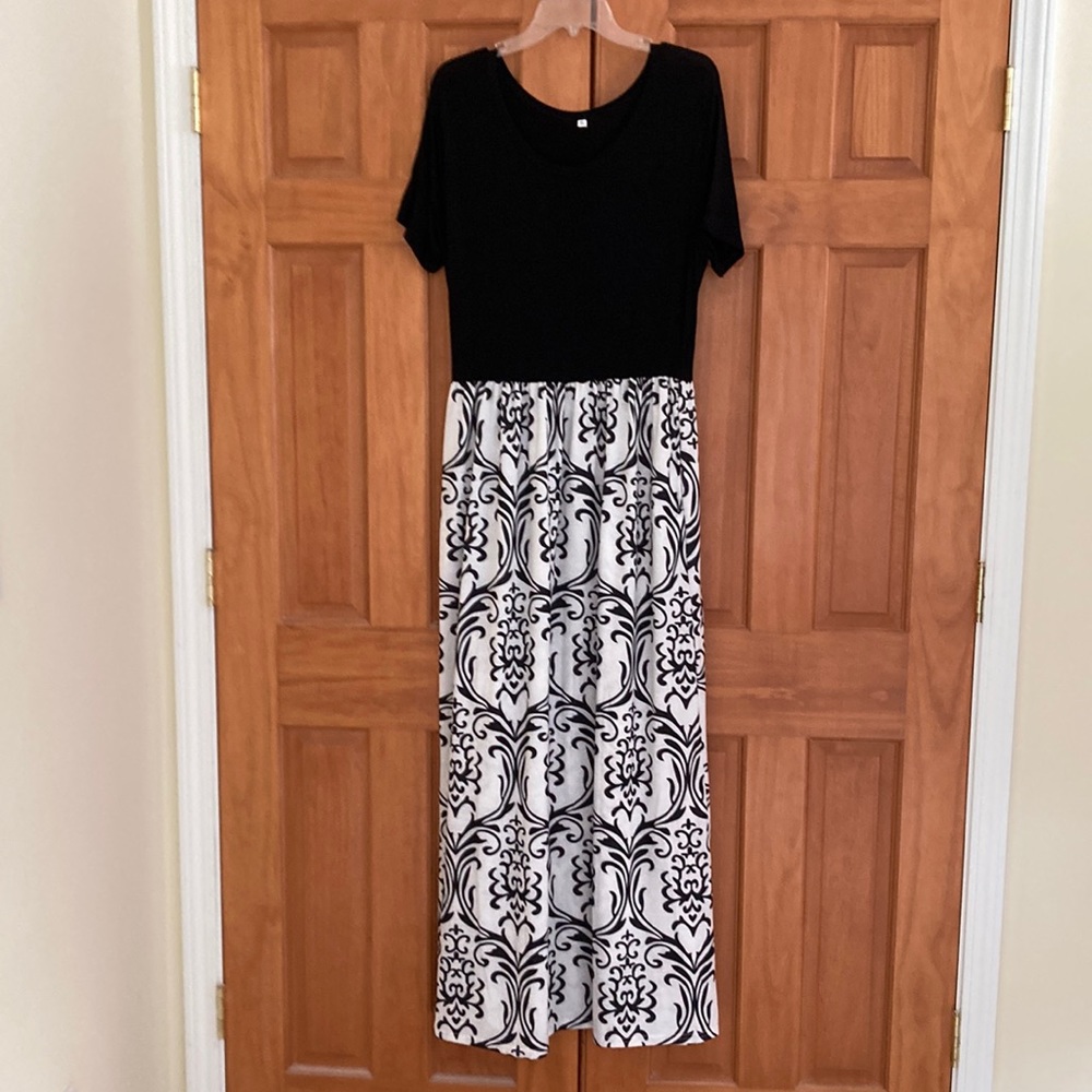 Beautiful maxi dress. 40” across bust. From shoulder to hem 60”.